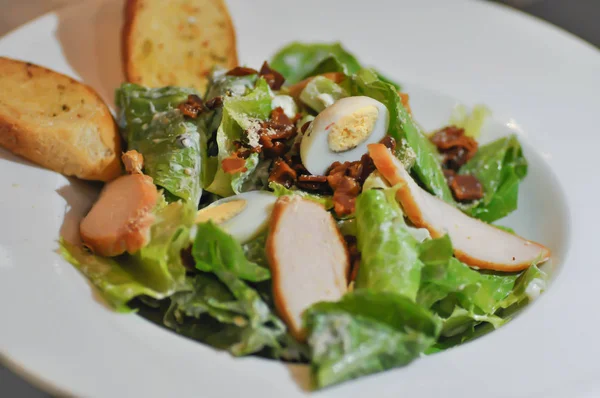 Salada de césar ou salada de frango com ovo — Fotografia de Stock