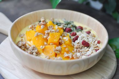 Smoothie Bowl, meyve tepesi ile Mango yoğurt 