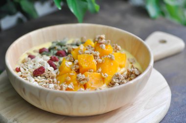 Smoothie Bowl, meyve tepesi ile Mango yoğurt 