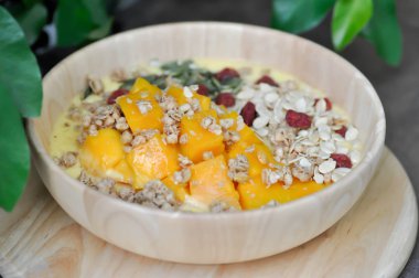 Smoothie Bowl, meyve tepesi ile Mango yoğurt 