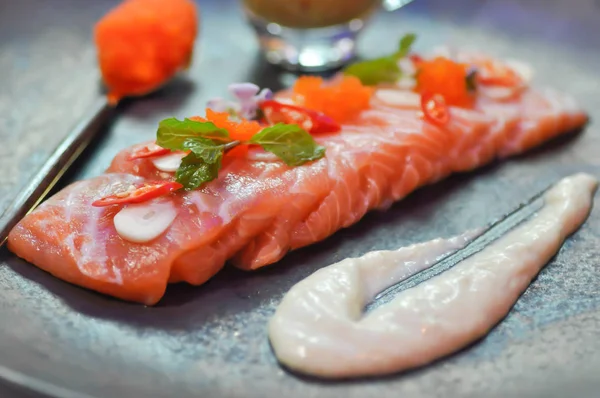 Surový losos, sašimi nebo losos nakrájené na plátky — Stock fotografie