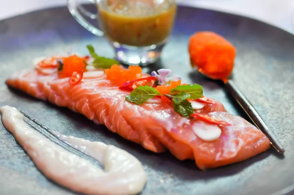 Rauwe zalm, sashimi of gesneden zalm — Stockfoto