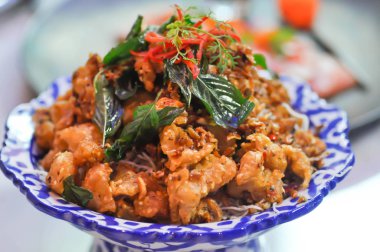 derin kızarmış fesleğen ile derin kızarmış domuz