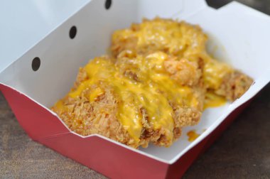 kızarmış tavuk, peynir tepesi ile derin kızarmış tavuk 