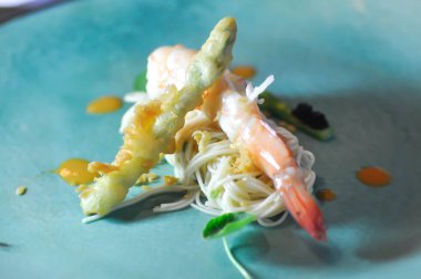 soba , küçük hizmet karides erişte 