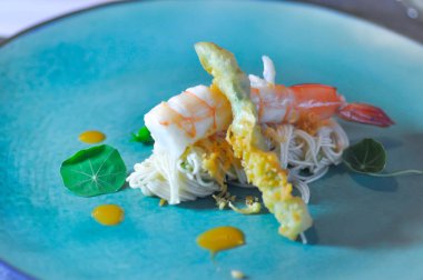 soba , küçük hizmet karides erişte 