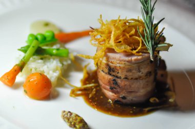 pastırma biftek, patates püresi ile jambon biftek