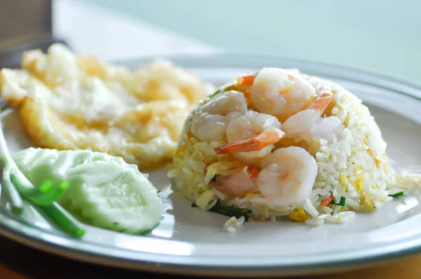 Stir-fried rice with shrimp and fried egg — Stock Photo, Image