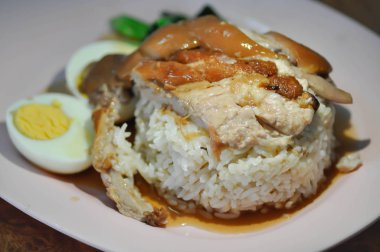 pirinç domuz güveç ile tepesinde 