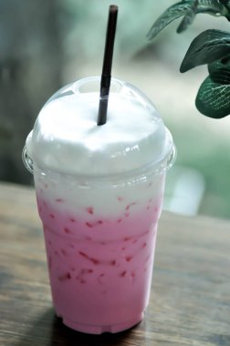 çilekli süt shake, çilekli süt