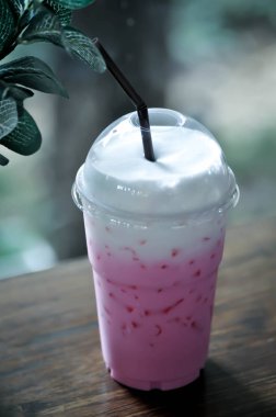 çilekli süt shake, çilekli süt