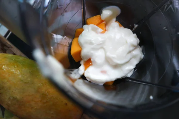 搅拌机中的芒果、芒果和酸奶 — 图库照片