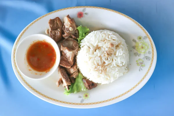 Iga babi kukus dengan nasi dan saus pedas — Stok Foto