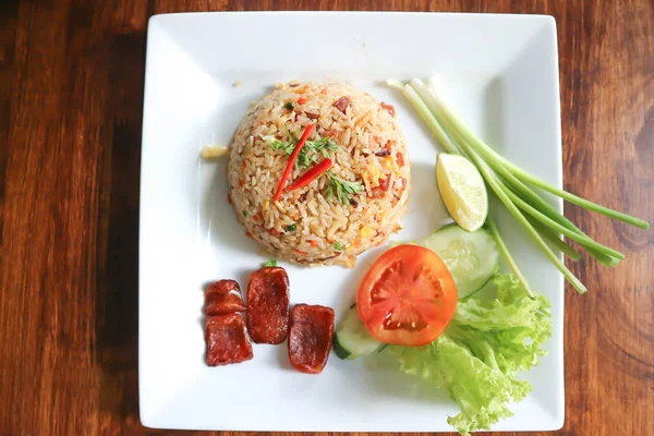 Gebratener Reis mit frittierter Wurst — Stockfoto