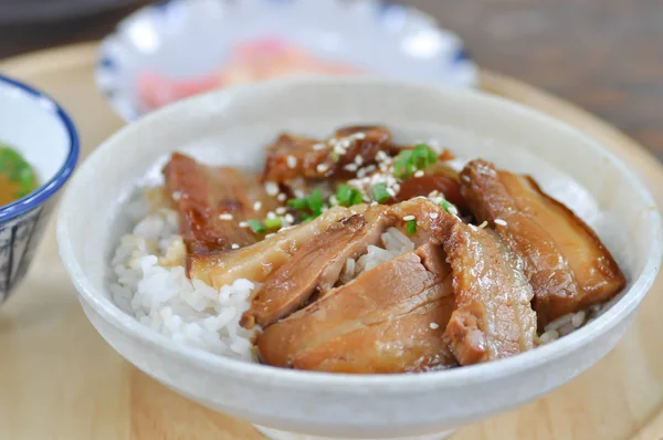 Rice topped with pork or pork stew — Stock Photo, Image