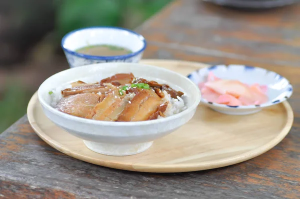 Orez acoperit cu carne de porc sau tocană de porc, mâncare japoneză — Fotografie, imagine de stoc