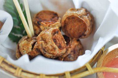 Kızarmış sosis, yengeç sosisi ya da kızarmış sosis.