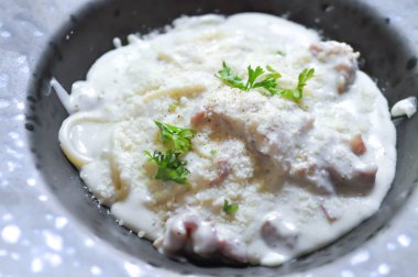 Spagetti veya spagetti carbonara 