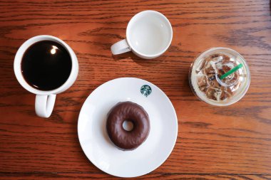 sıcak americano ve buzlu mocha, kahve ve çörek