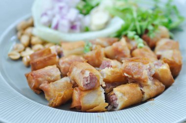 domuz sosis, ekşi domuz eti, derin kızarmış ekşi domuz sosis