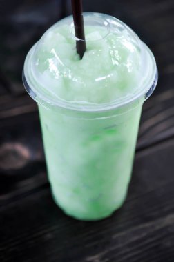 elma soda smoothie , harmanlanmış elma soda