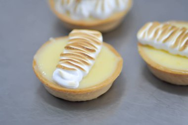 krem şanti ile limon tart veya vanilya tart