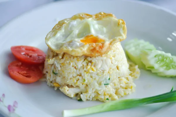 Жареный рис или жареный рис с яичницей — стоковое фото