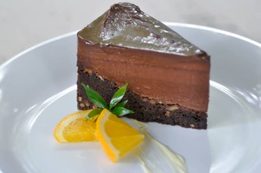 Çikolatalı kek ve turuncu