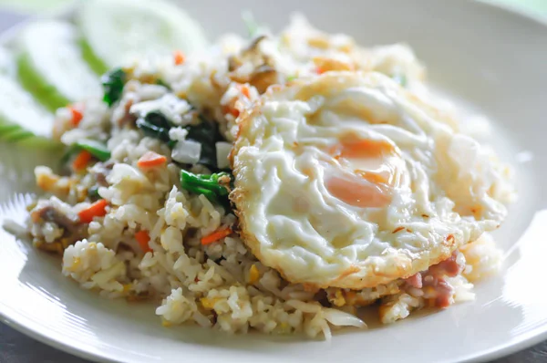 Τηγανητό ρύζι ή ρύζι με τηγανητό αυγό — Φωτογραφία Αρχείου