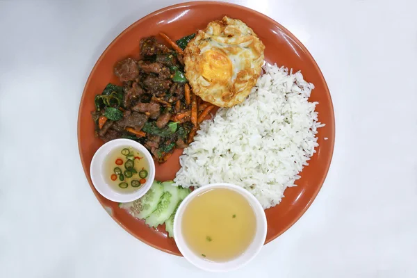 Babi goreng dengan telur goreng, kemangi suci dan nasi — Stok Foto