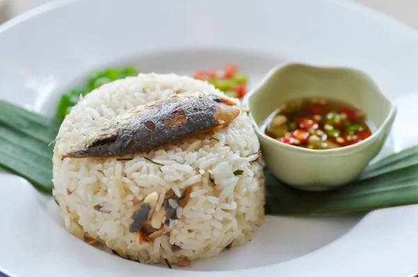 Nasi goreng atau nasi goreng dengan ikan, nasi ditaburi dengan ikan — Stok Foto