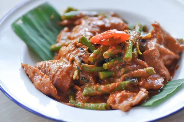 Roergebakken rundvlees met curry en groente — Stockfoto