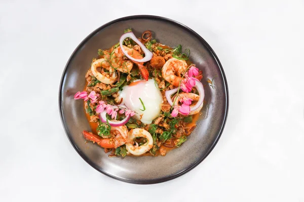 baharatlı salata veya baharatlı kanatlı fasulye salatası karides ve kalamar ile