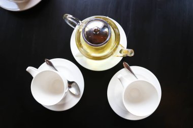 çay, çaydanlık ve masada bardak