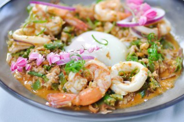 baharatlı salata veya baharatlı kanatlı fasulye salatası karides ve kalamar ile