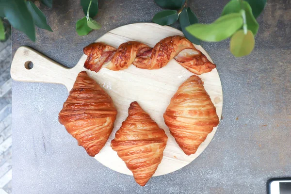 Croissant e bacon torção varas de pão — Fotografia de Stock