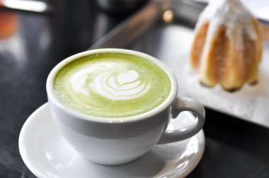 yeşil çay ya da kibrit yeşil çay ve pandoro keki