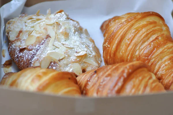 Croissant e croissant de amêndoa — Fotografia de Stock