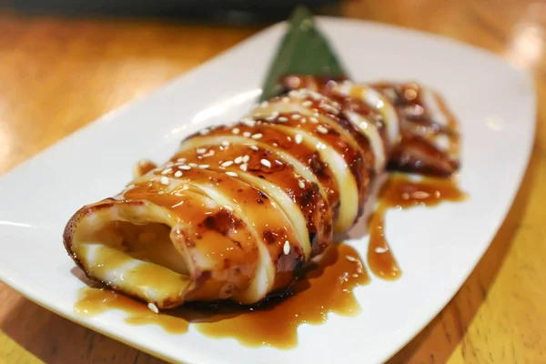 kavrulmuş kalamar veya ızgara kalamar