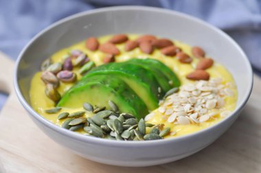 smoothie kase, avokado tepesi ile mango yoğurt 