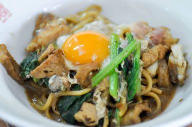 Yumurta ile Çin şehriye veya erişte 