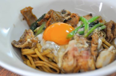 Yumurta ile Çin şehriye veya erişte 