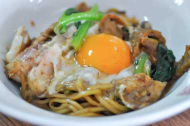 Yumurta ile Çin şehriye veya erişte 