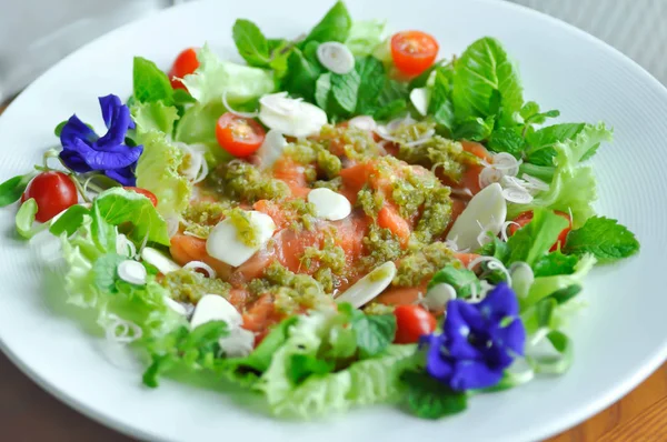 Салат из лосося, острый салат из лосося — стоковое фото