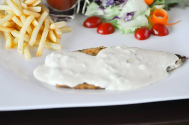 balık biftek , beyaz krem soslu yayın balığı biftek