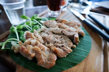 domuz eti, ızgara domuz eti veya daldırma ile kavrulmuş domuz eti