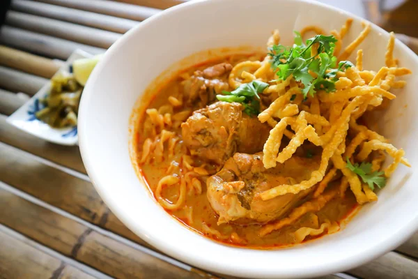 Nudeln oder Huhn-Curry-Nudeln — Stockfoto