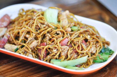 domuz eti, sosis ve sebze ile tavada erişte