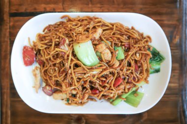 domuz eti, sosis ve sebze ile tavada erişte 