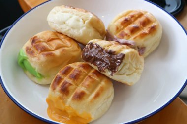 Çörek ya da ekmek, çikolata doldurulmuş ve yeşil çay doldurulmuş